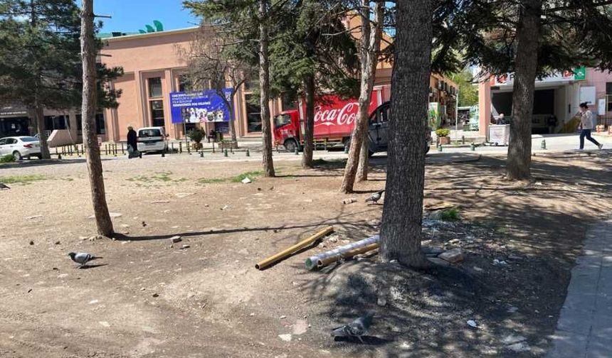 Eskişehir'in ortasındaki boş arazi çöplüğe döndü!