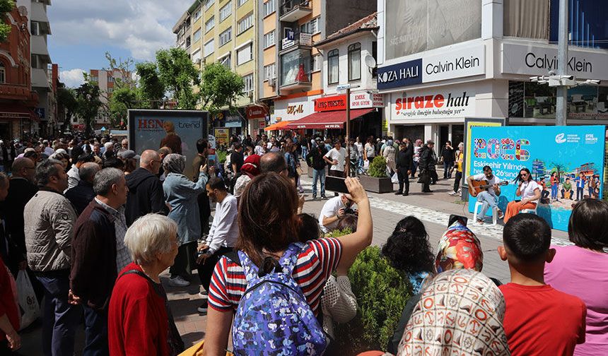 Eskişehir'de bayram öncesi müzik ve indirim coşkusu