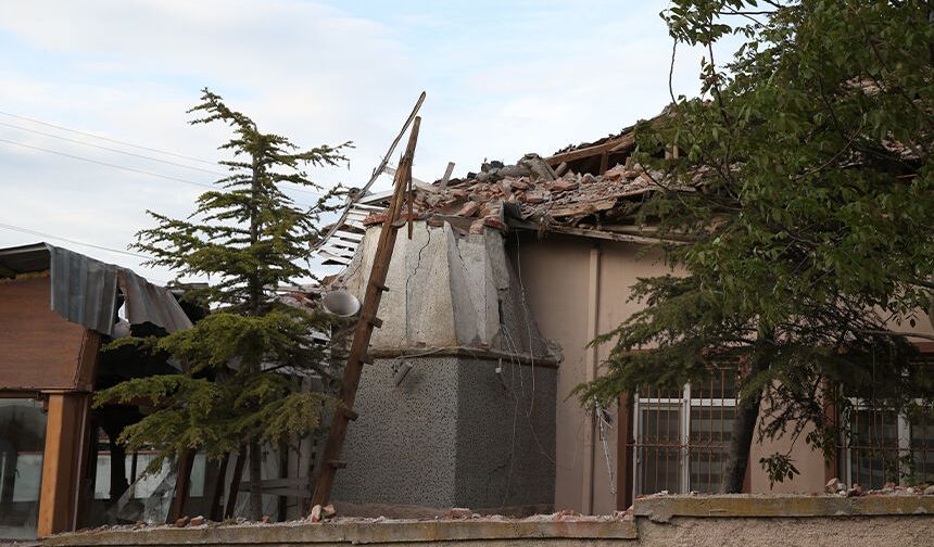 Eskişehir'de camiyi yıldırım vurdu: Minare yıkıldı