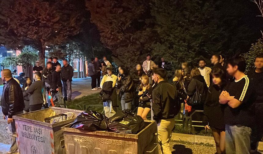 Eskişehir'de eğlence zehir oldu: Kendilerini dışarı zor attılar