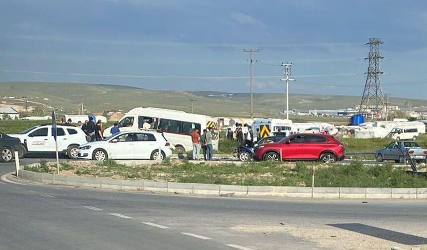 Eskişehir'de işçi servisi ile otomobil çarpıştı: Çok sayıda yaralı var!
