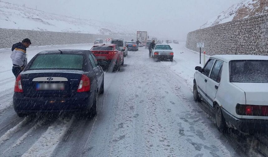 Eskişehir'de yoğun kar yağışı yollar tıkadı: Trafik durma noktasına geldi