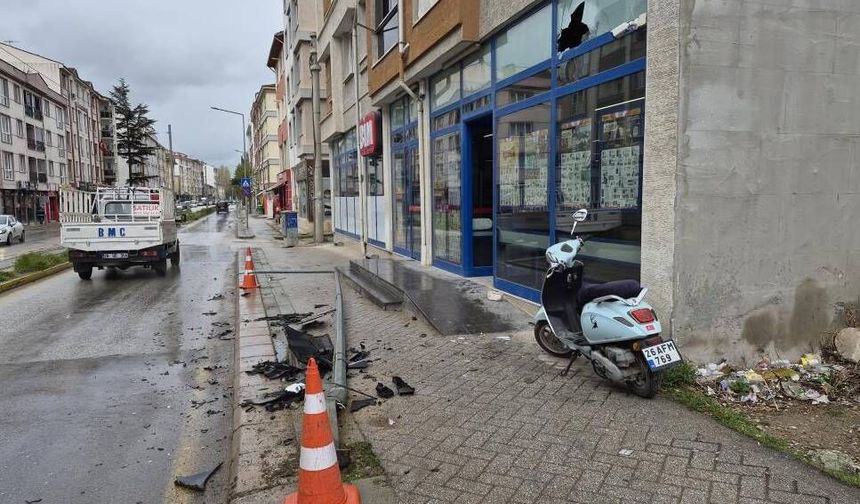Eskişehir'de kontrolden çıkan araç ortalığı savaş alanına çevirdi