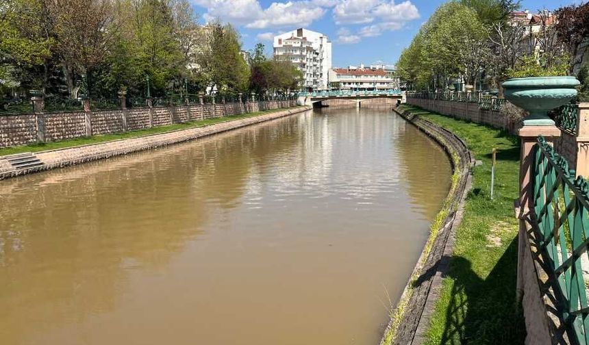 Eskişehir'de Porsuk Çayı kahverengiye büründü!