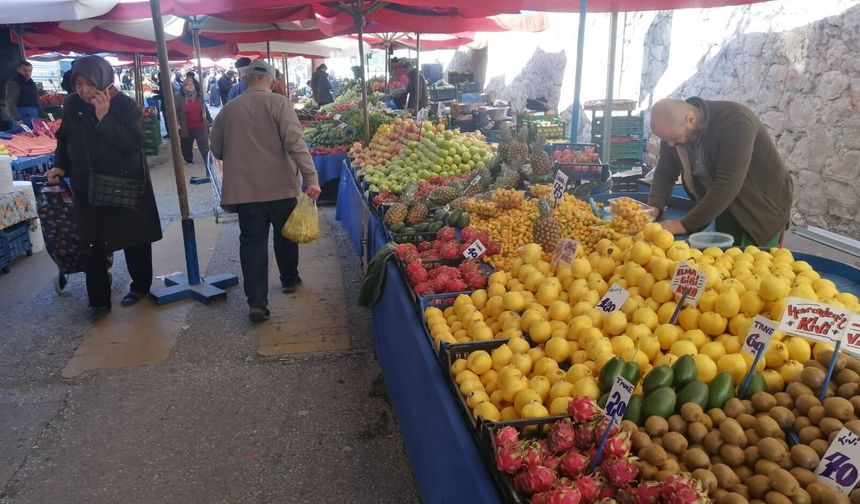 Eskişehir'de pazarları soğuk ve yağmur vurdu