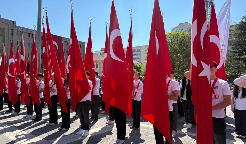 Eskişehir’de 19 Mayıs kutlamaları çelenk töreniyle başladı