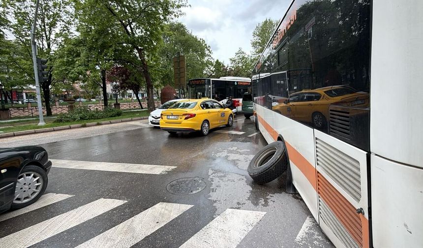 Eskişehir'de otobüs bijon kırdı, trafik felç oldu