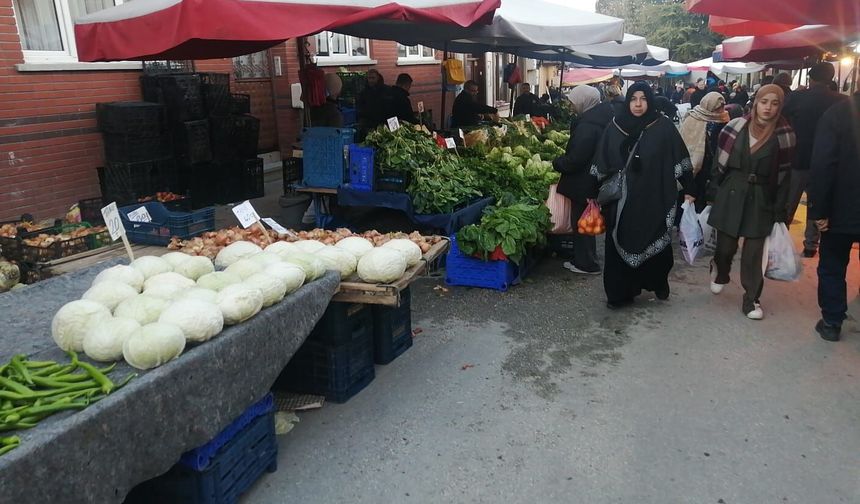 Eskişehir'de pazar esnafını soğuk ve yağmur vurdu