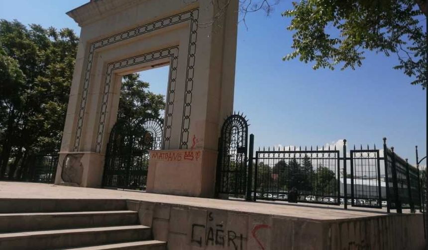Eskişehir’de sprey boyalı vandallar yine iş başında!