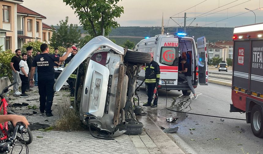 Eskişehir’de feci kaza: Araç hurdaya döndü!