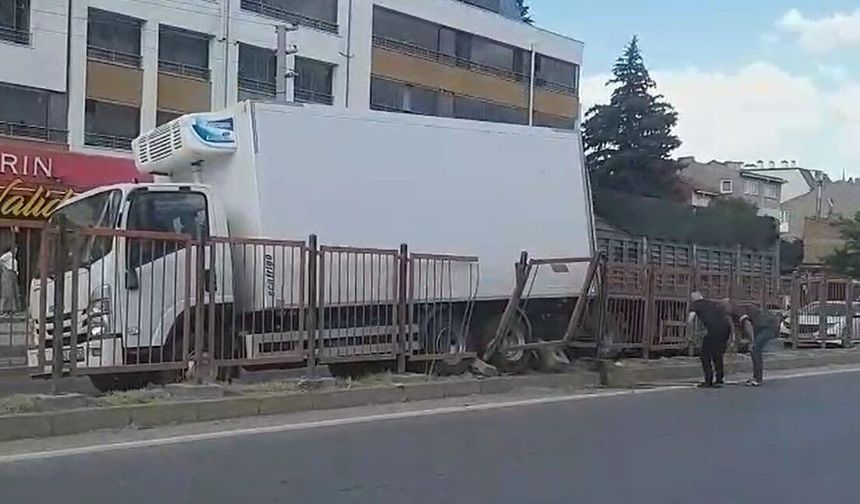 Eskişehir'de dalgınlık trafiği tehlikeye attı: Facia kıl payı atlatıldı