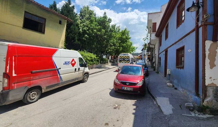 Tarihi Odunpazarı’nda park sorunu: Sokaklar araçlara kaldı