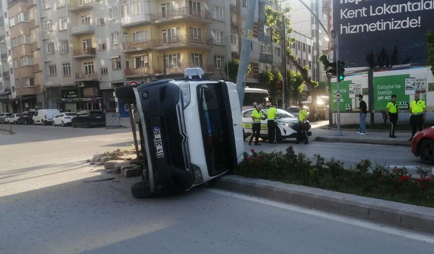 Eskişehir'de kavşakta servis kazası: Elektrik direği devrildi