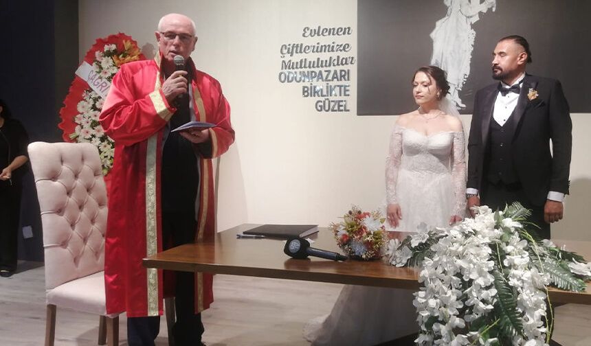Eskişehir’de nikâh yoğunluğu: Özel tarih 71 çifti bir araya getirdi
