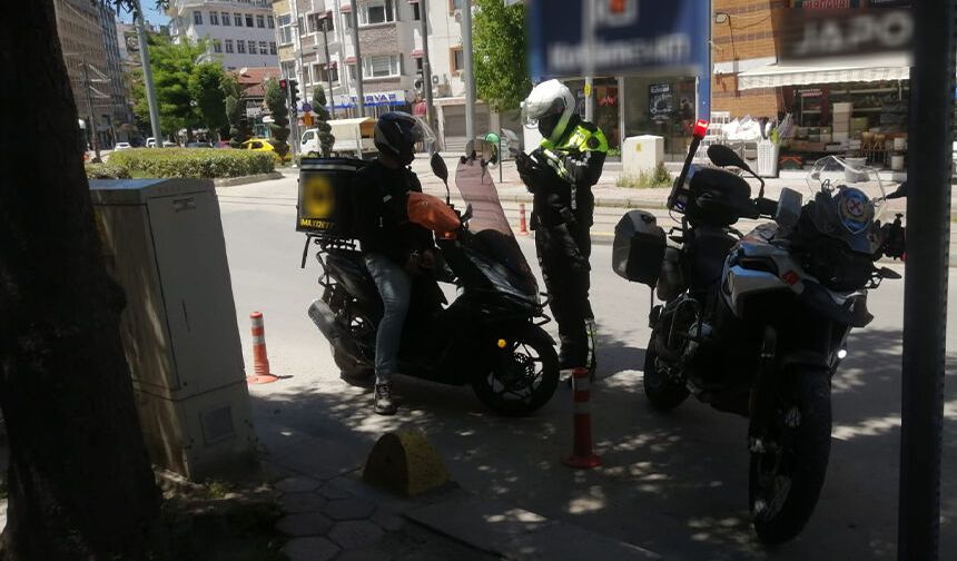 Eskişehir'de trafiği tehlikeye attı, polisi görünce kaçtı