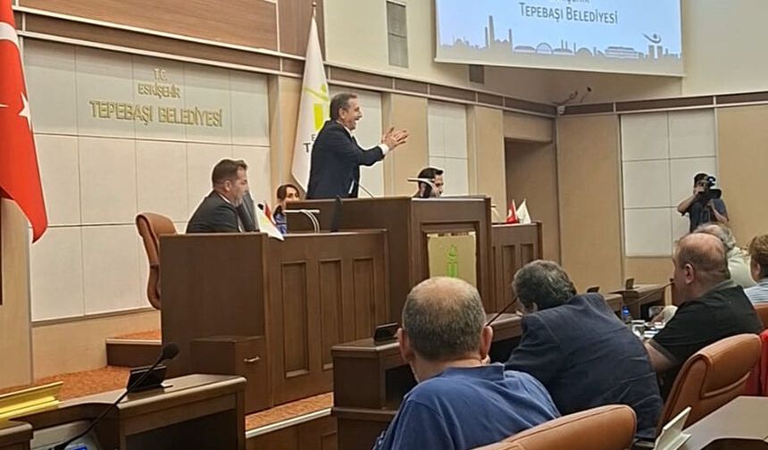 Tepebaşı Belediye Meclisi'nde gergin anlar: Hakim misin, savcı mısın?