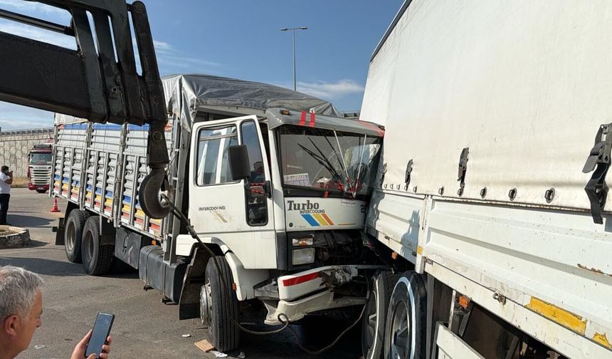 Eskişehir'de kamyonlar çarpıştı: Bir sürücü kabinde sıkıştı