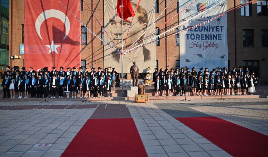 Eskişehir Özel Çağdaş Okulları’nda mezuniyet coşkusu