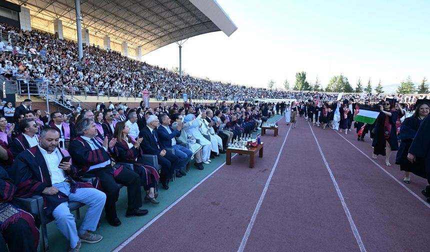 Eskişehir'deki mezuniyet töreninde bayrak tartışması: Tepkiler büyüyor