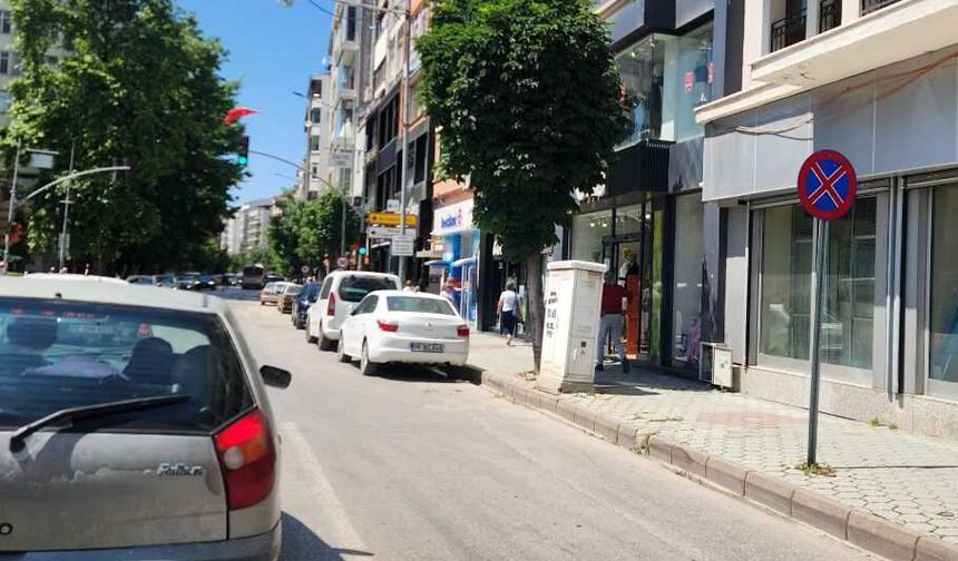 Eskişehirli sürücüler bu tabelayı hiçe saymaya devam ediyor!