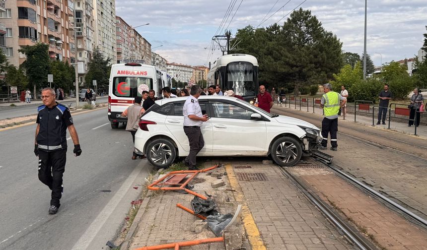 Eskişehir'de feci kaza: Otomobil tramvay yoluna savruldu!