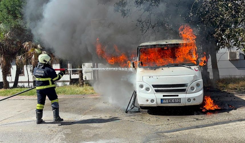 Park halindeki araç alev topuna döndü! Yangın 2 araca daha sıçradı