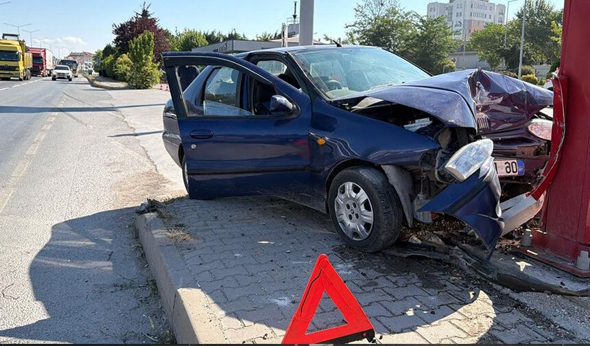 Eskişehir'de faciadan dönüldü: Otomobil akaryakıt istasyonuna daldı