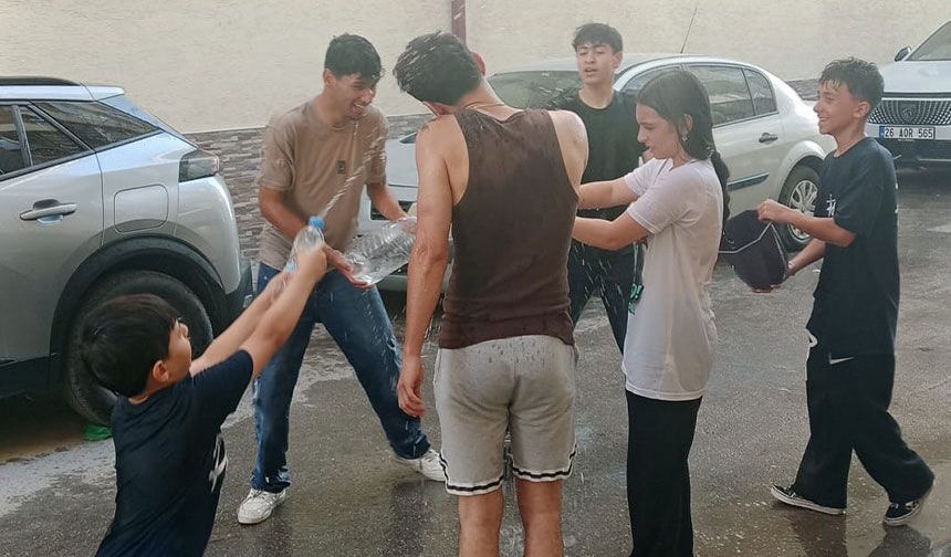 Eskişehir'de gençlerin serinleme savaşı renkli görüntüler oluşturdu
