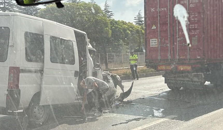 Eskişehir'de kaza: Minibüs hurdaya döndü, sürücü içinde sıkıştı