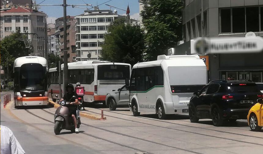 Eskişehir'de yasak park trafiği felç etti: Vatandaşlar isyan etti