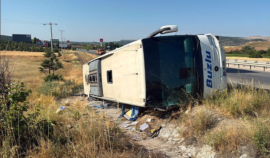 Eskişehir'de yolcu otobüsü şarampole devrildi, 24 kişi yaralandı