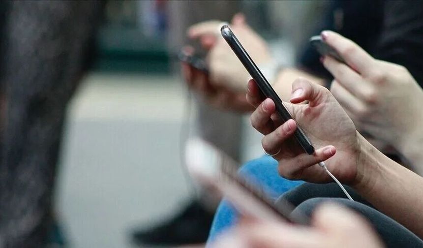 Uzmanlardan kritik uyarı: Telefonunuz sizi fark ettirmeden tüketiyor!