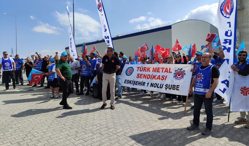 Eskişehir'de 7 yıl sonra gelen zafer: İşçilerden fabrika önünde kutlama