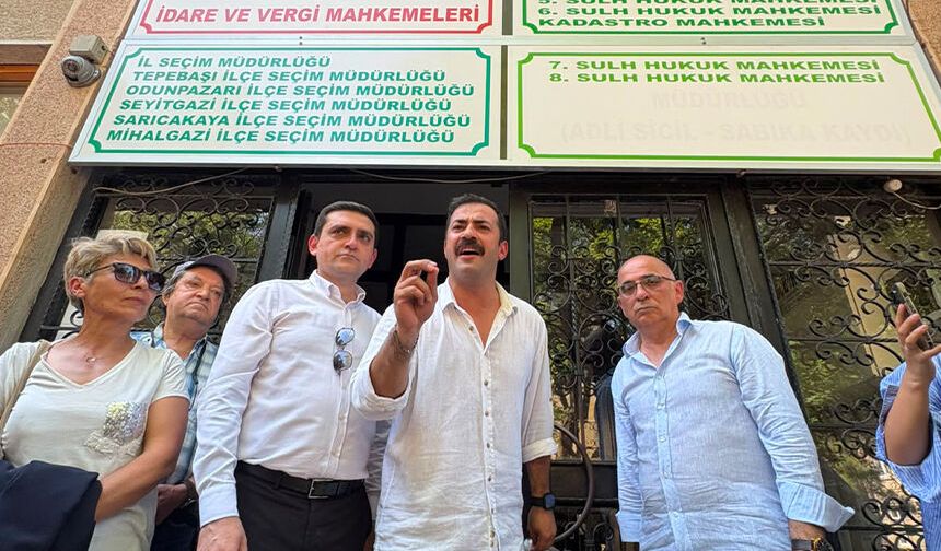Yalaz'dan veda: CHP İl Başkanlığı anahtarını İl Seçim Kurulu kapısına astı