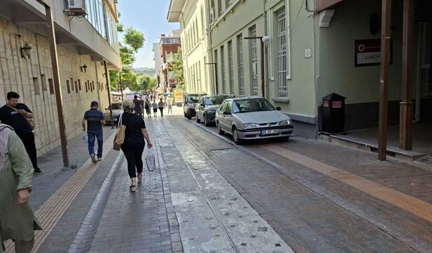 Eskişehir'in en kalabalık bölgesinde sürücüler yasakları dinlemiyor!