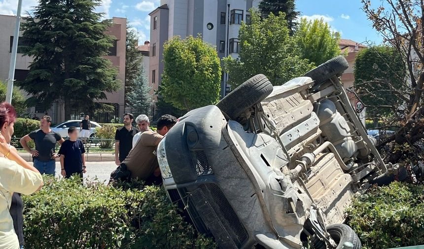 Eskişehir'de ağacı devirip korkuluklara çarptı, takla attı