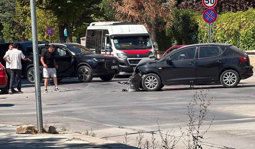 Eskişehir iki araç çarpıştı: Hurdaya döndüler!