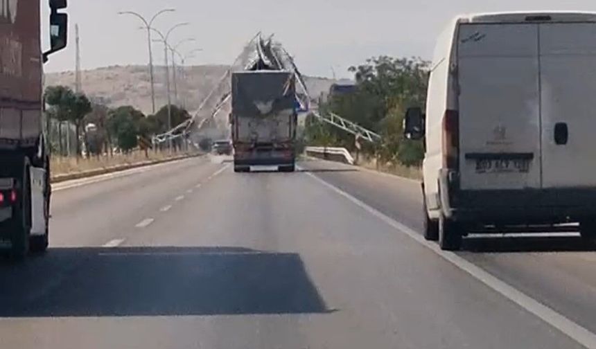 Afyon’da kamyon yön tabelalarını yıktı: O anlar kamerada