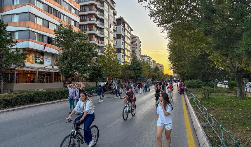 Eskişehir’de arabasız pazar: Atatürk Bulvarı araçlara kapatıldı