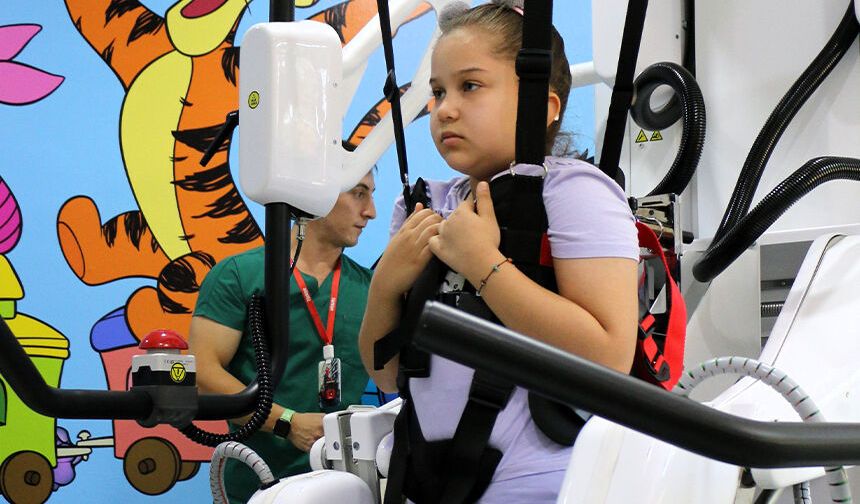Ayağının üzerine basmaya korkuyordu: Eskişehir’de robotla yeniden yürümeye başladı!