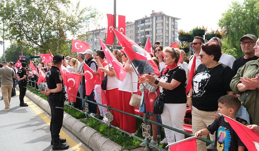 Eskişehir’de 30 Ağustos coşkusu: Atatürk Bulvarı Türk bayraklarıyla donatıldı