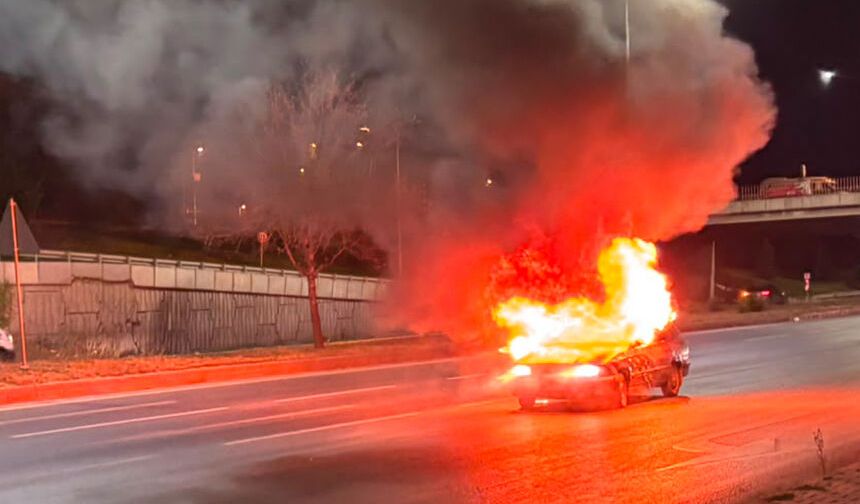 Eskişehir'de alev topuna dönen araç kül oldu: Sürücü zor kurtuldu
