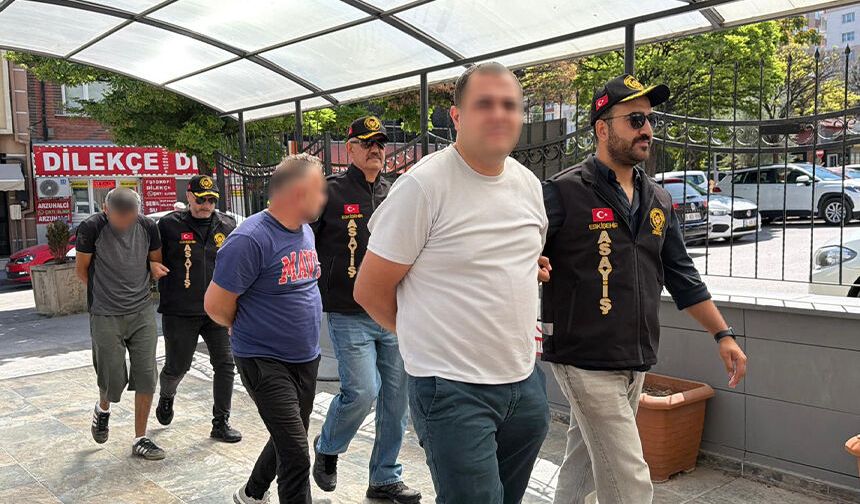 Eskişehir’de arkadaşını bıçaklayarak öldüren zanlı ve 3 şüpheli adliyede