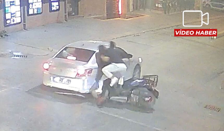 Eskişehir'de motosiklet otomobile çarptı: Kaza anı kameraya yansıdı