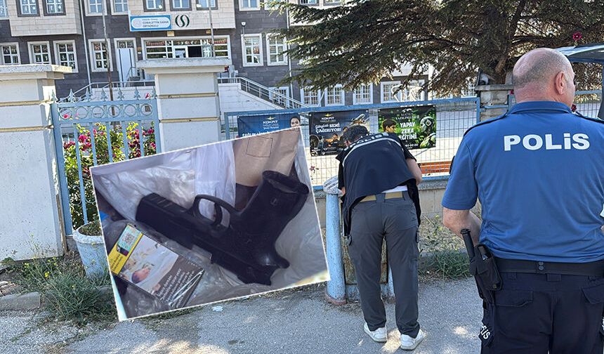 Eskişehir'de okul önündeki çöpten silah çıktı: Polis alarma geçti