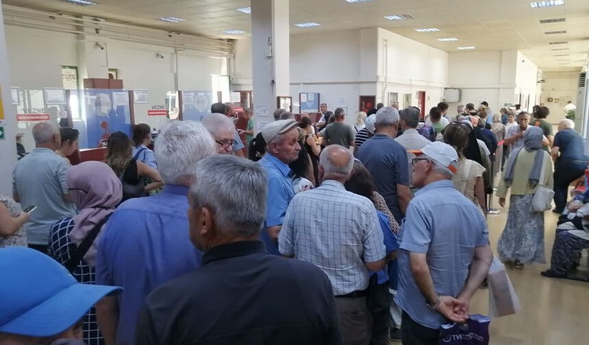 Eskişehir'de son gün çilesi: Kuyruk bina dışına taştı!