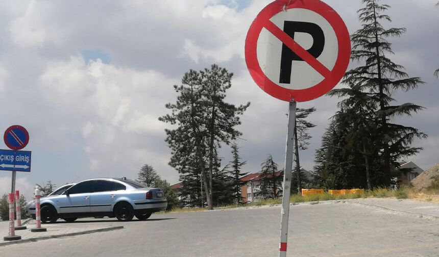 Eskişehir'de yasak var ama uyan yok: Hastane çevresinde park çilesi!