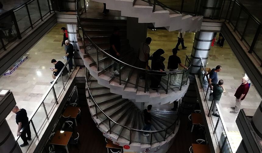 Eskişehir'in ilk AVM'si karanlığa gömüldü: 4 saat hayat durdu!