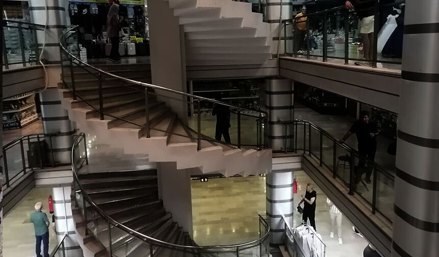 Eskişehir'in ilk AVM'si yine karanlığa gömüldü