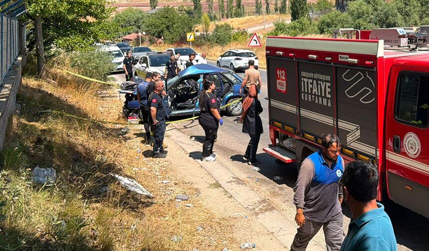 Seyitgazi yolunda ölümlü kaza: Otomobil tırın altında kaldı